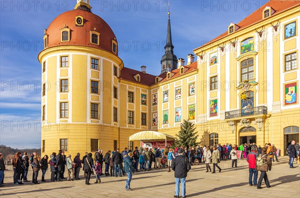 Large crowd of visitors in front of the main entrance