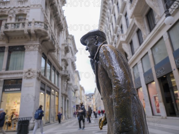 Statue of the writer Umberto Saba