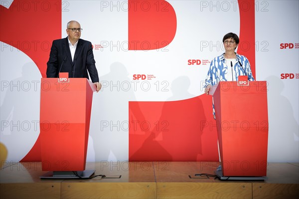 (R-L) Press conference with Saskia Esken, SPD chairperson, and Andreas Bovenschulte, top candidate of the SPD for the parliamentary elections in Bremen, after a hybrid meeting of the SPD presidium on current issues at the Willy Brandt House in Berlin, 08 May 2023., Berlin, Germany, Europe