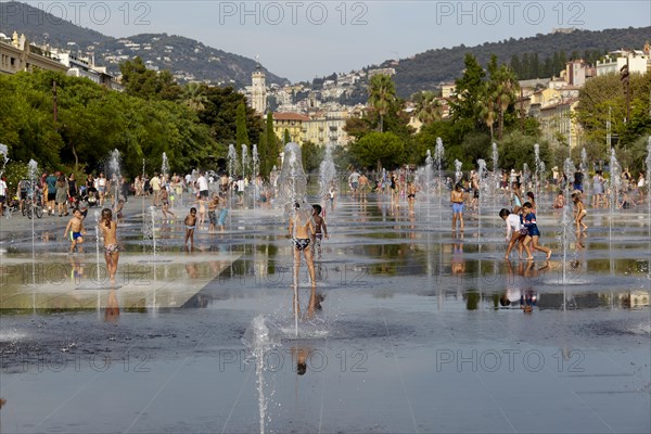 Children playing on the Promenade du Paillon