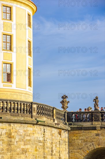 Large crowd of visitors in front of the main entrance