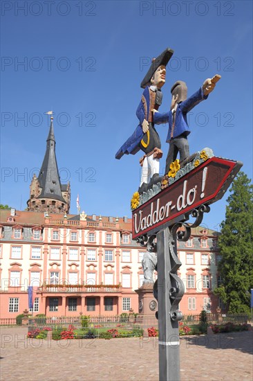 Castle with tower and sign with figures and inscription Vadder-do in Hessian dialect