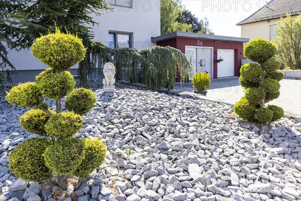 Gravel garden in front of a detached house