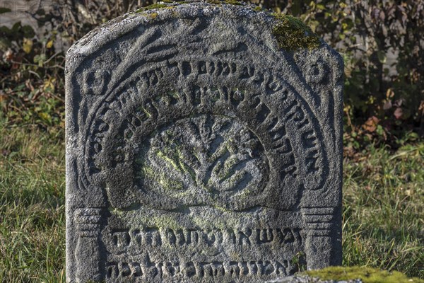 Jewish symbols on a gravestone