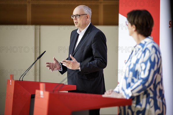 (R-L) Press conference with Saskia Esken, SPD chairperson, and Andreas Bovenschulte, top candidate of the SPD for the parliamentary elections in Bremen, after a hybrid meeting of the SPD presidium on current issues at the Willy Brandt House in Berlin, 08 May 2023., Berlin, Germany, Europe