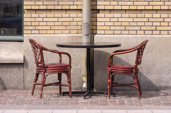 Table and chairs in front of the cafe at Norra Hamngatan 12