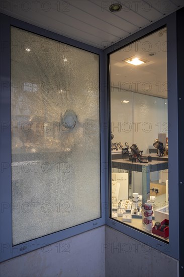 Burglary jeweller's window broken