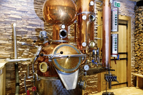 Modern still for distilling schnapps