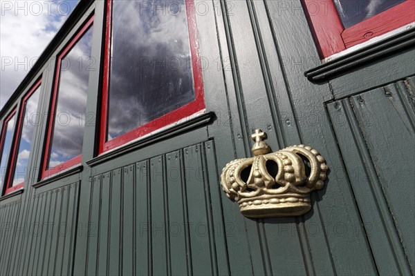 Historic wagon with golden crown