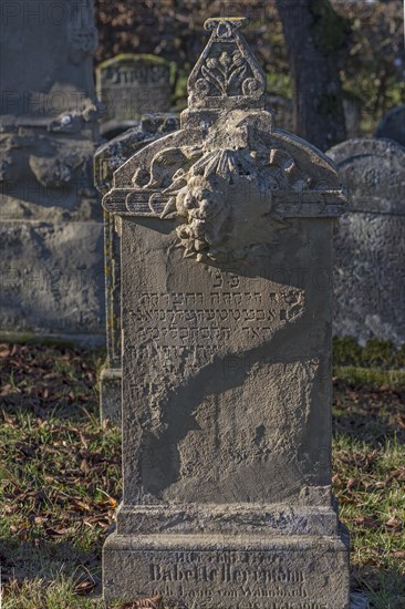 Jewish symbols on a gravestone