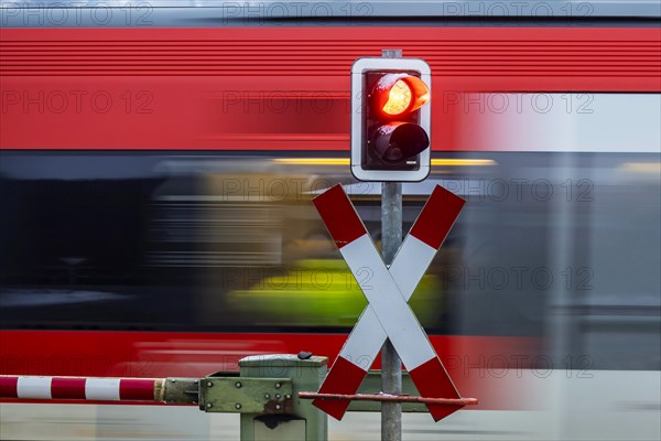 Level crossing with regional train