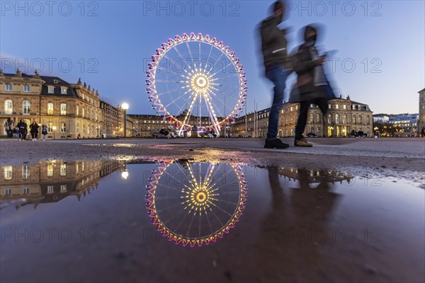 Ferris wheel in the courtyard of honour of Neues Schloss