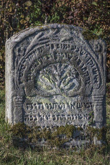 Jewish symbols on a gravestone