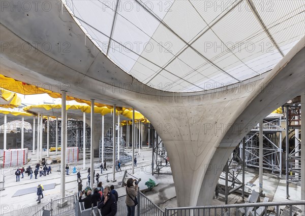 Concrete chalice pillar in the underground platform hall