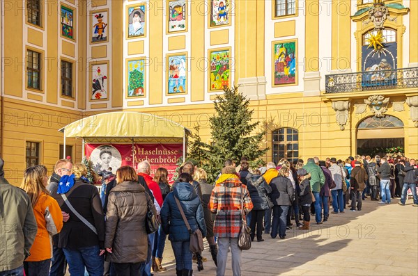 Large crowd of visitors in front of the main entrance