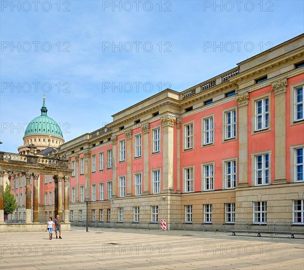 Everyday scene of the Ringerkolonnade and exterior view of the reconstructed City Palace