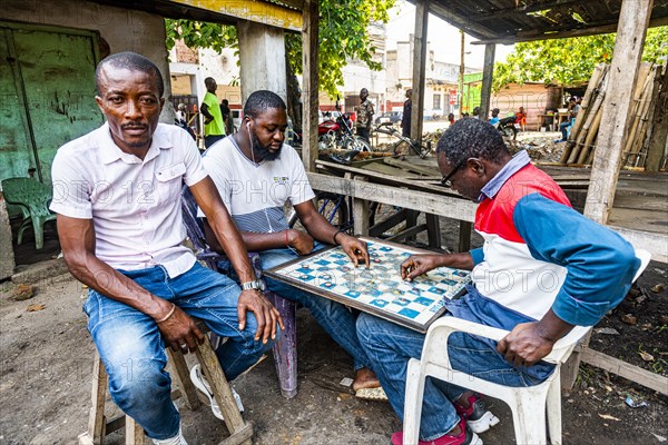 Men playing Dame