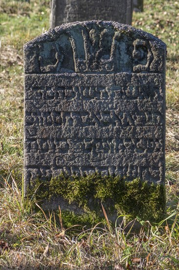 Jewish symbols on a gravestone