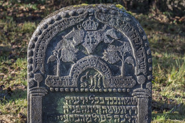 Jewish symbols on a gravestone