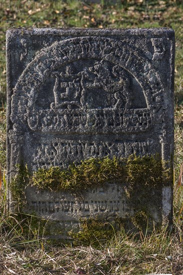 Jewish symbols on a gravestone