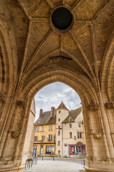 Gothic arch at the Collegiate Church of Notre Dame