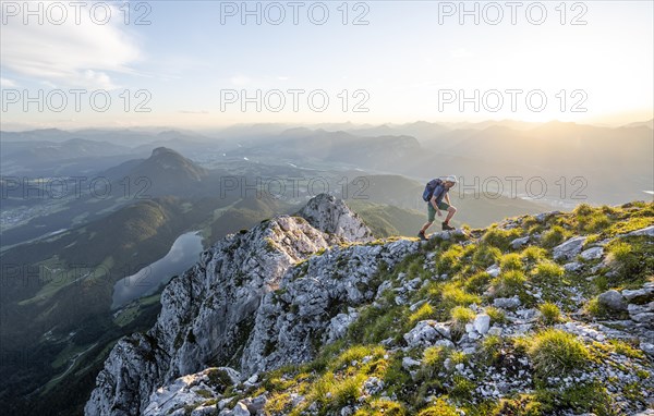 Mountaineers at the summit of the Scheffauer in the atmospheric evening light