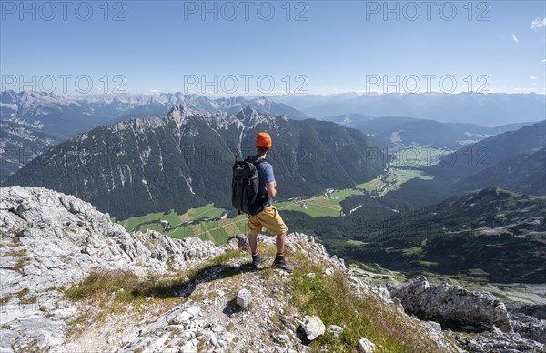 Mountaineer at the summit of the Obere Wettersteinspitze