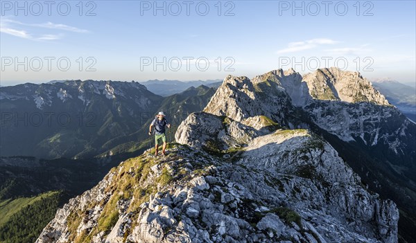 Mountaineers at the summit of the Scheffauer in the atmospheric evening light