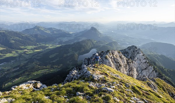 Mountaineers at the summit of the Scheffauer in the atmospheric evening light