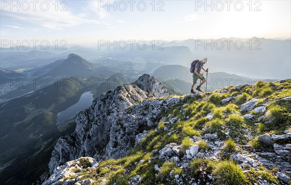 Mountaineers at the summit of the Scheffauer in the atmospheric evening light