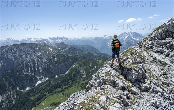 Mountaineer on the ridge of the Hoher Brett