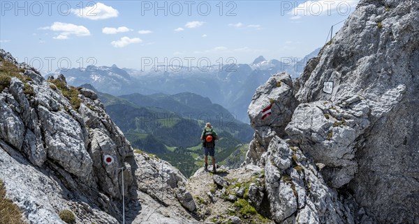 Mountaineer on the ridge of the Hoher Brett