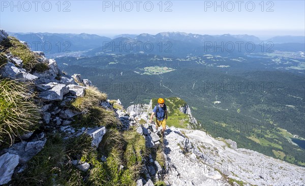 Climbers ascending the Obere Wettersteinspitze