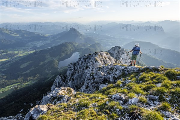 Mountaineers at the summit of the Scheffauer in the atmospheric evening light