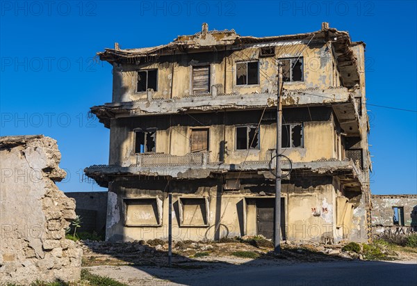 Dilapidated Yemeni-style mud-brick structures