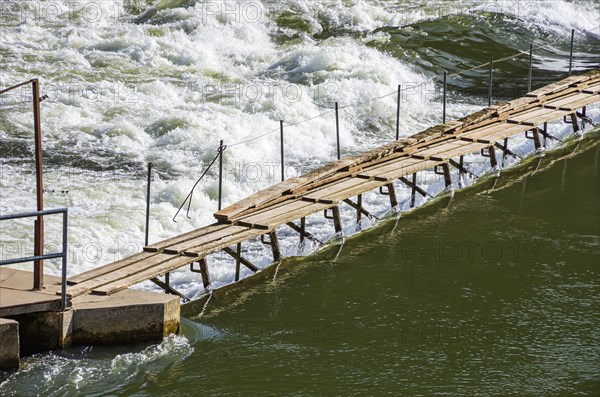 Weir and hydroelectric power plant power station