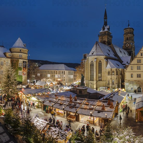 Christmas market in front of the collegiate church on Schillerplatz