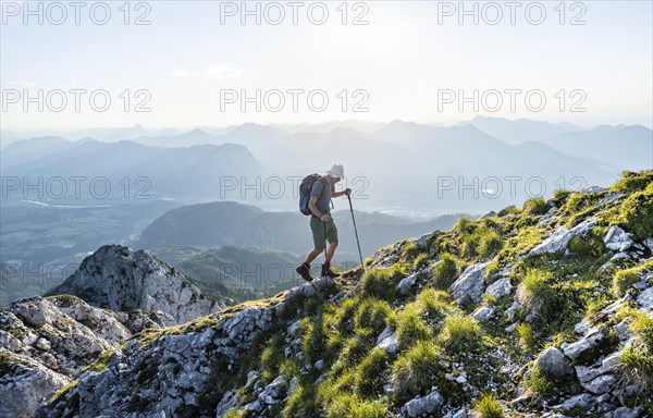 Mountaineers at the summit of the Scheffauer in the atmospheric evening light