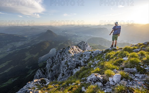 Mountaineers at the summit of the Scheffauer in the atmospheric evening light