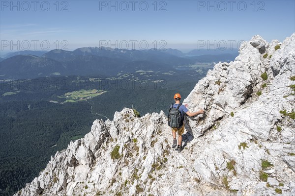 Mountaineers climbing to the Upper Wettersteinspitze