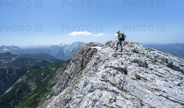 Mountaineer on the ridge of the Hoher Brett
