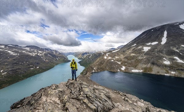 Mountaineers on Besseggen hike