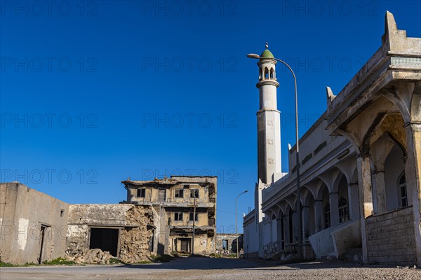 Dilapidated Yemeni-style mud-brick structures