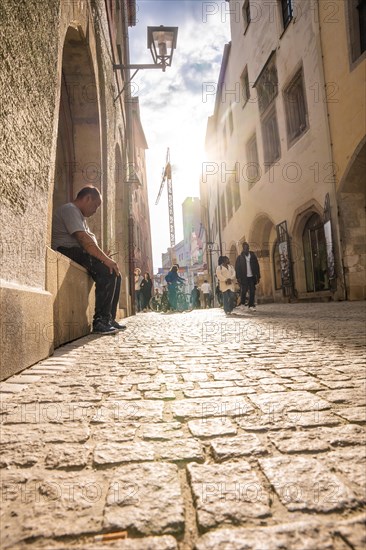 Busy alleyway alley in the sunlight