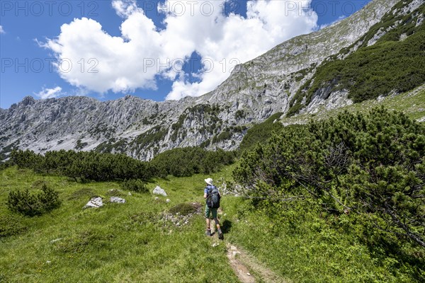 Mountaineers climbing the Hackenkoepfe