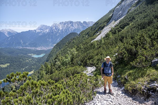 Mountaineers climbing the Obere Wettersteinspitze