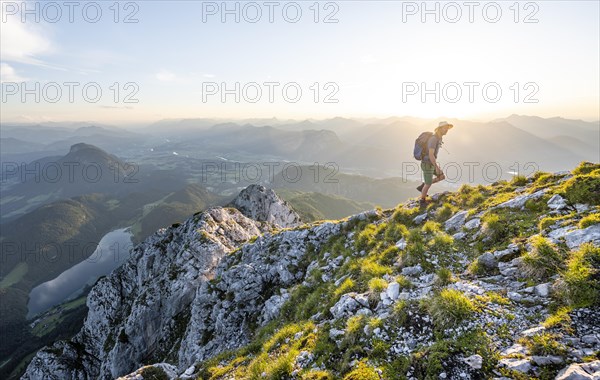 Mountaineers at the summit of the Scheffauer in the atmospheric evening light