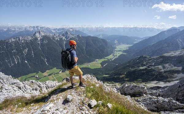 Mountaineer at the summit of the Obere Wettersteinspitze