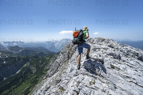 Mountaineer on the ridge of the Hoher Brett