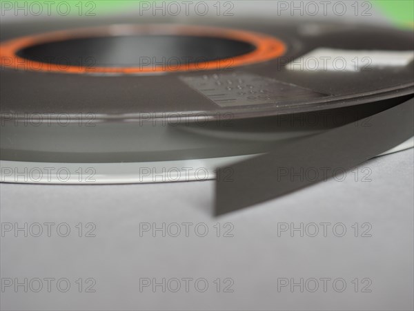 Magnetic tape reel